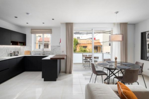 Modern 3BR Stylish Apartment with large Balcony - Close to St Julians and St Georges Bay